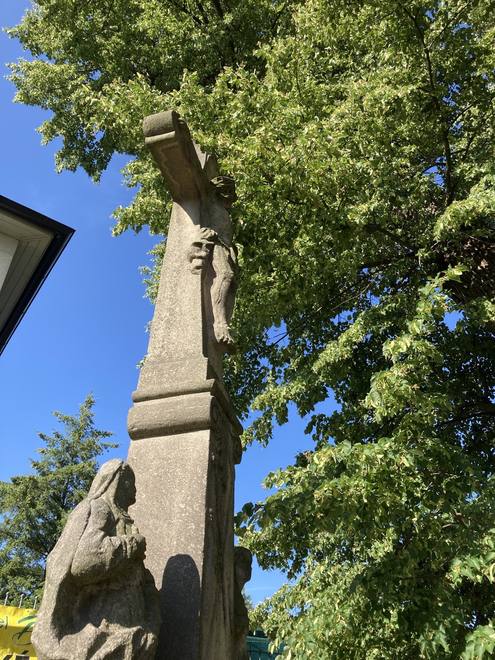 Sousoší Malé Kalvárie s reliéfem sv. Veroniky a postavami Panny Marie (vlevo) a sv. Jana (vpravo) po stranách kříže, z roku 1858 (Petrovice u Karviné, u čp. 153). KULTURNÍ PAMÁTKA