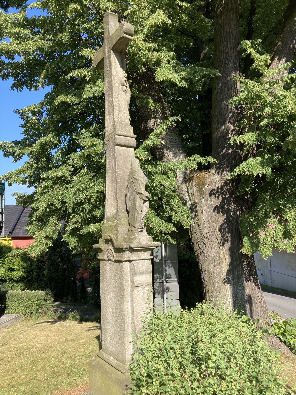 Sousoší Malé Kalvárie s reliéfem sv. Veroniky a postavami Panny Marie (vlevo) a sv. Jana (vpravo) po stranách kříže, z roku 1858 (Petrovice u Karviné, u čp. 153). KULTURNÍ PAMÁTKA
