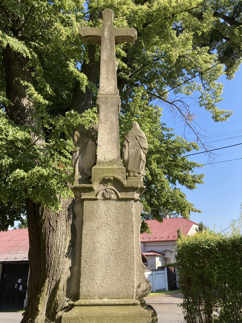 Sousoší Malé Kalvárie s reliéfem sv. Veroniky a postavami Panny Marie (vlevo) a sv. Jana (vpravo) po stranách kříže, z roku 1858 (Petrovice u Karviné, u čp. 153). KULTURNÍ PAMÁTKA
