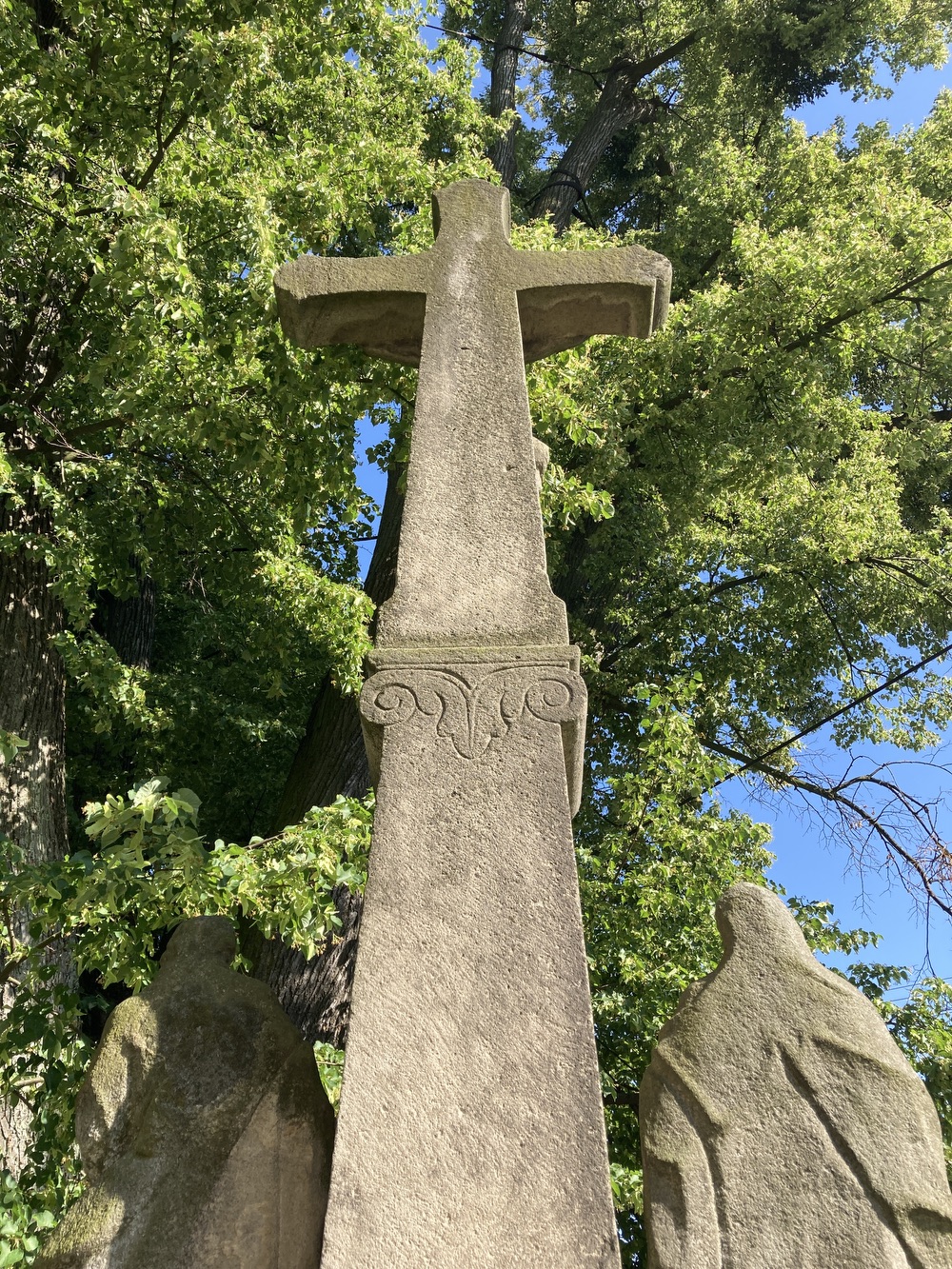 Sousoší Malé Kalvárie s reliéfem sv. Veroniky a postavami Panny Marie (vlevo) a sv. Jana (vpravo) po stranách kříže, z roku 1858 (Petrovice u Karviné, u čp. 153). KULTURNÍ PAMÁTKA
