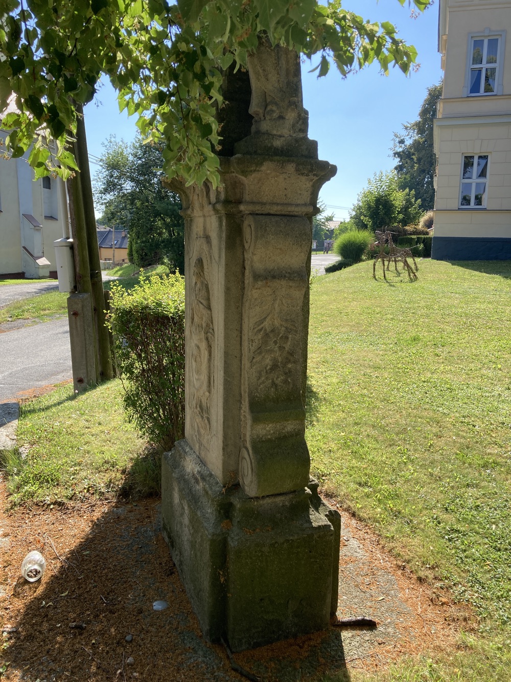 Sousoší Malé Kalvárie s reliéfem sv. Veroniky a postavami Panny Marie (vlevo) a sv. Jana (vpravo) po stranách kříže, z roku 1858 (Petrovice u Karviné, u čp. 153). KULTURNÍ PAMÁTKA