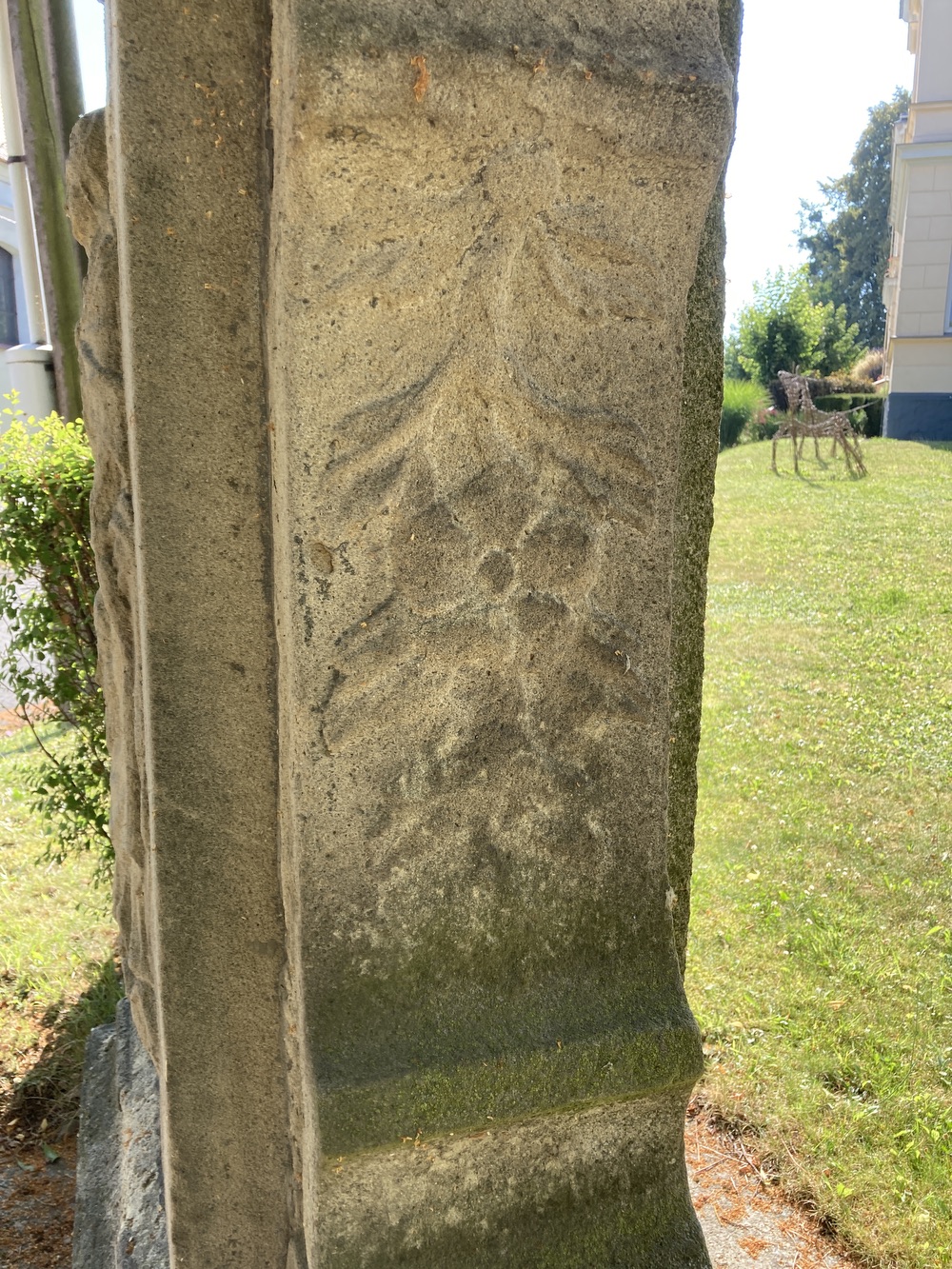 Sousoší Malé Kalvárie s reliéfem sv. Veroniky a postavami Panny Marie (vlevo) a sv. Jana (vpravo) po stranách kříže, z roku 1858 (Petrovice u Karviné, u čp. 153). KULTURNÍ PAMÁTKA