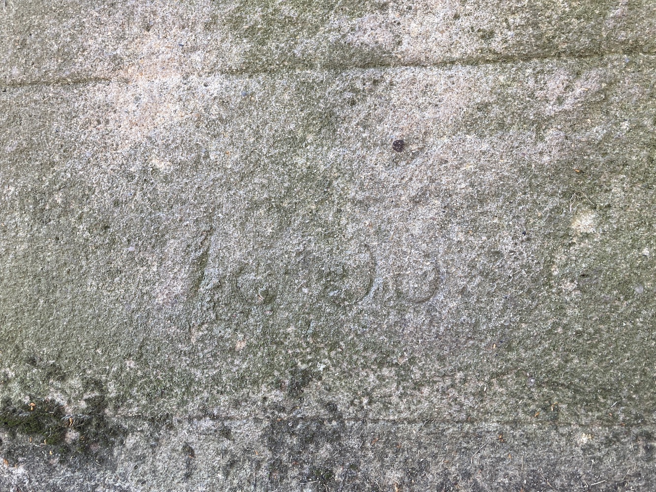 Sousoší Malé Kalvárie s reliéfem sv. Veroniky a postavami Panny Marie (vlevo) a sv. Jana (vpravo) po stranách kříže, z roku 1858 (Petrovice u Karviné, u čp. 153). KULTURNÍ PAMÁTKA