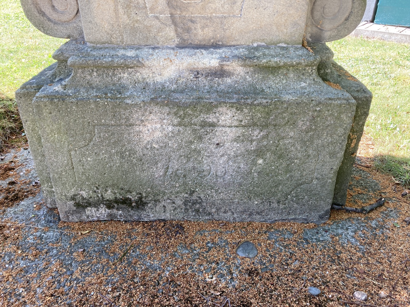 Sousoší Malé Kalvárie s reliéfem sv. Veroniky a postavami Panny Marie (vlevo) a sv. Jana (vpravo) po stranách kříže, z roku 1858 (Petrovice u Karviné, u čp. 153). KULTURNÍ PAMÁTKA