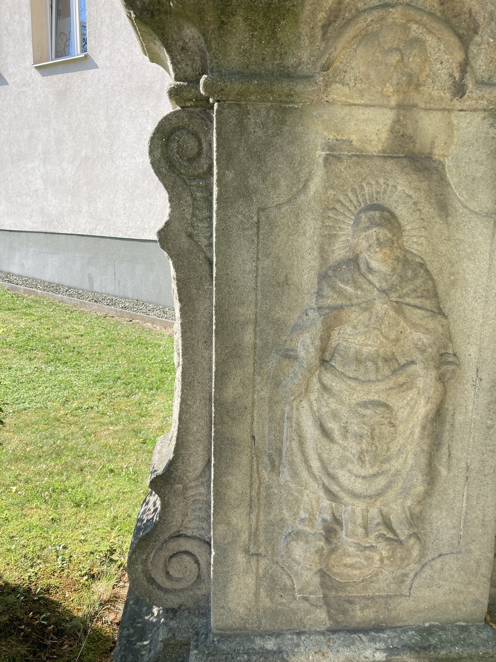 Sousoší Malé Kalvárie s reliéfem sv. Veroniky a postavami Panny Marie (vlevo) a sv. Jana (vpravo) po stranách kříže, z roku 1858 (Petrovice u Karviné, u čp. 153). KULTURNÍ PAMÁTKA