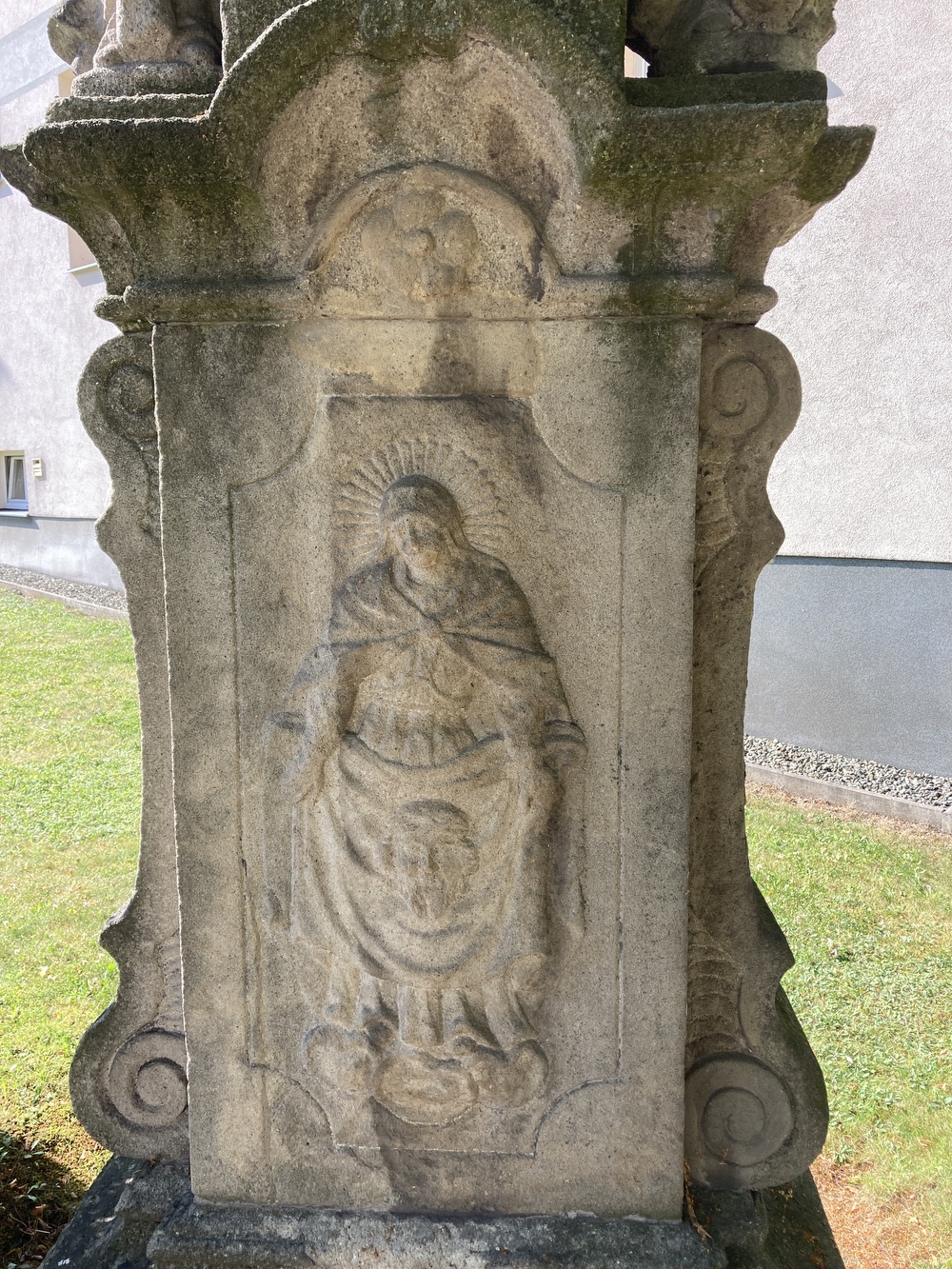Sousoší Malé Kalvárie s reliéfem sv. Veroniky a postavami Panny Marie (vlevo) a sv. Jana (vpravo) po stranách kříže, z roku 1858 (Petrovice u Karviné, u čp. 153). KULTURNÍ PAMÁTKA