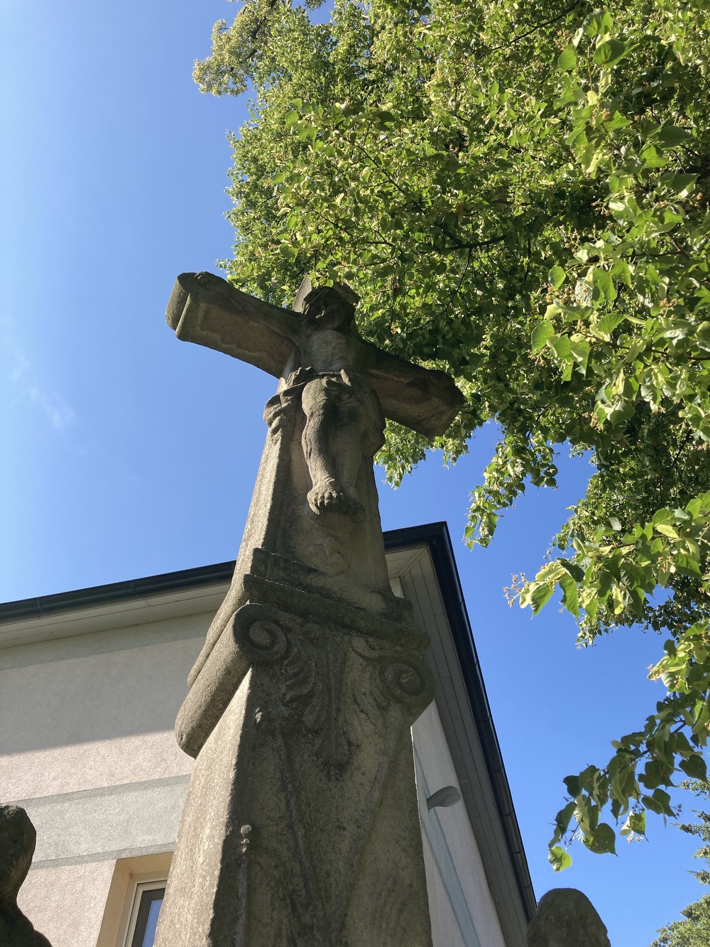 Sousoší Malé Kalvárie s reliéfem sv. Veroniky a postavami Panny Marie (vlevo) a sv. Jana (vpravo) po stranách kříže, z roku 1858 (Petrovice u Karviné, u čp. 153). KULTURNÍ PAMÁTKA