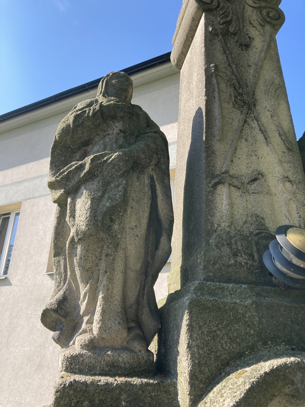 Sousoší Malé Kalvárie s reliéfem sv. Veroniky a postavami Panny Marie (vlevo) a sv. Jana (vpravo) po stranách kříže, z roku 1858 (Petrovice u Karviné, u čp. 153). KULTURNÍ PAMÁTKA
