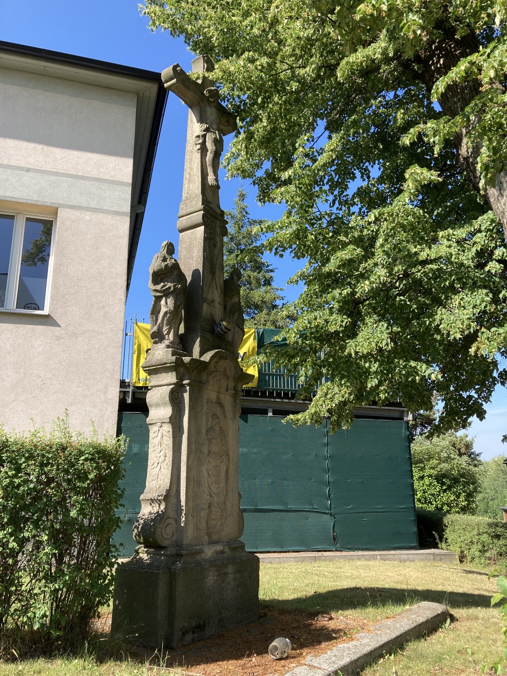 Sousoší Malé Kalvárie s reliéfem sv. Veroniky a postavami Panny Marie (vlevo) a sv. Jana (vpravo) po stranách kříže, z roku 1858 (Petrovice u Karviné, u čp. 153). KULTURNÍ PAMÁTKA