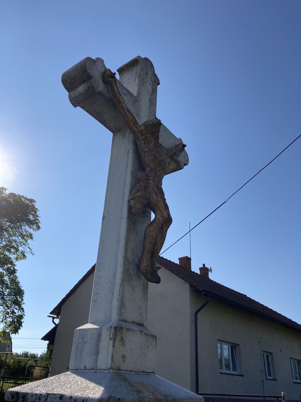 Kamenný kříž s Kristem a reliéfem Panny Marie s Jezulátkem z roku 1899 (Prstná, u čp. 49)