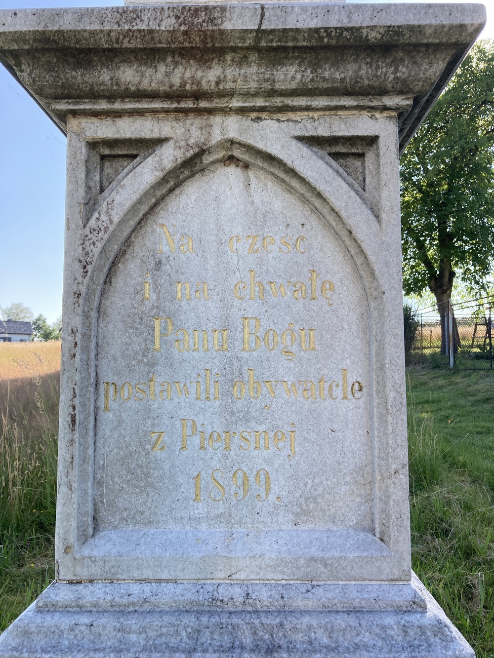 Kamenný kříž s Kristem a reliéfem Panny Marie s Jezulátkem z roku 1899 (Prstná, u čp. 49)