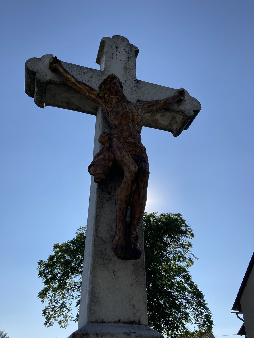 Kamenný kříž s Kristem a reliéfem Panny Marie s Jezulátkem z roku 1899 (Prstná, u čp. 49)