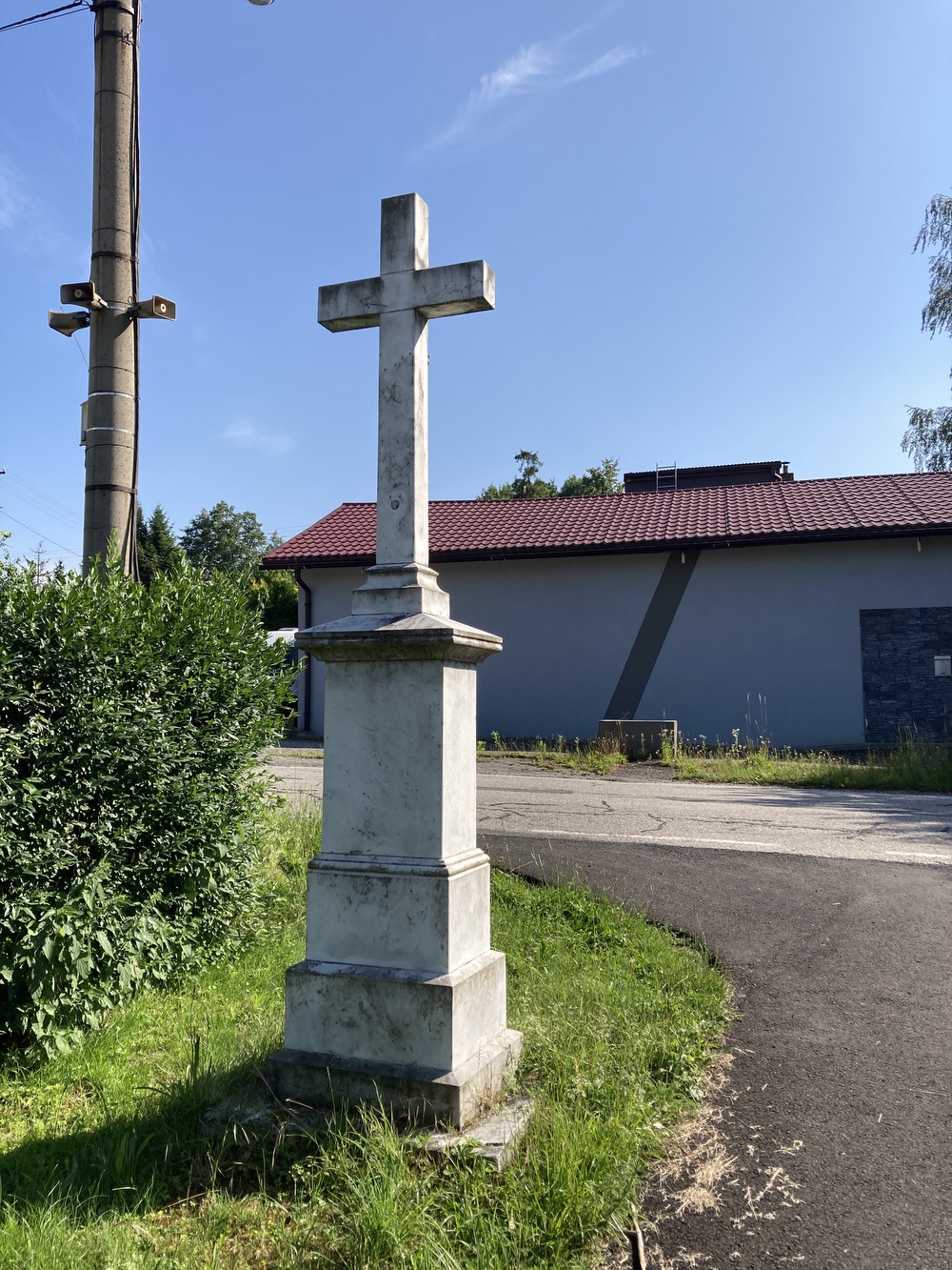 Kamenný krucifix z roku 1910 (Petrovice u Karviné, u čp. 102)