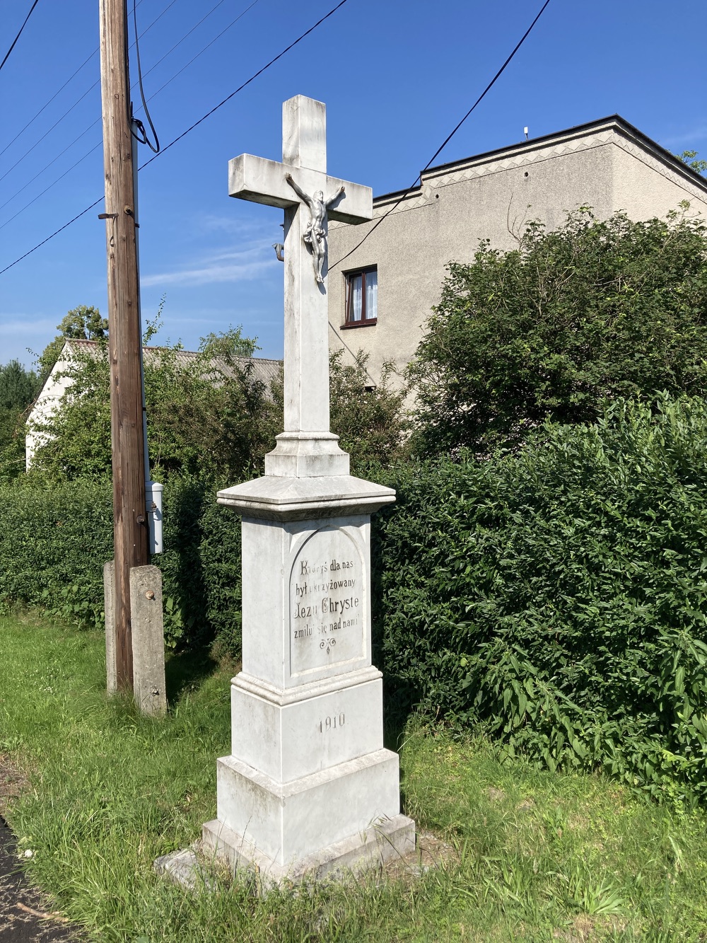 Kamenný krucifix z roku 1910 (Petrovice u Karviné, u čp. 102)