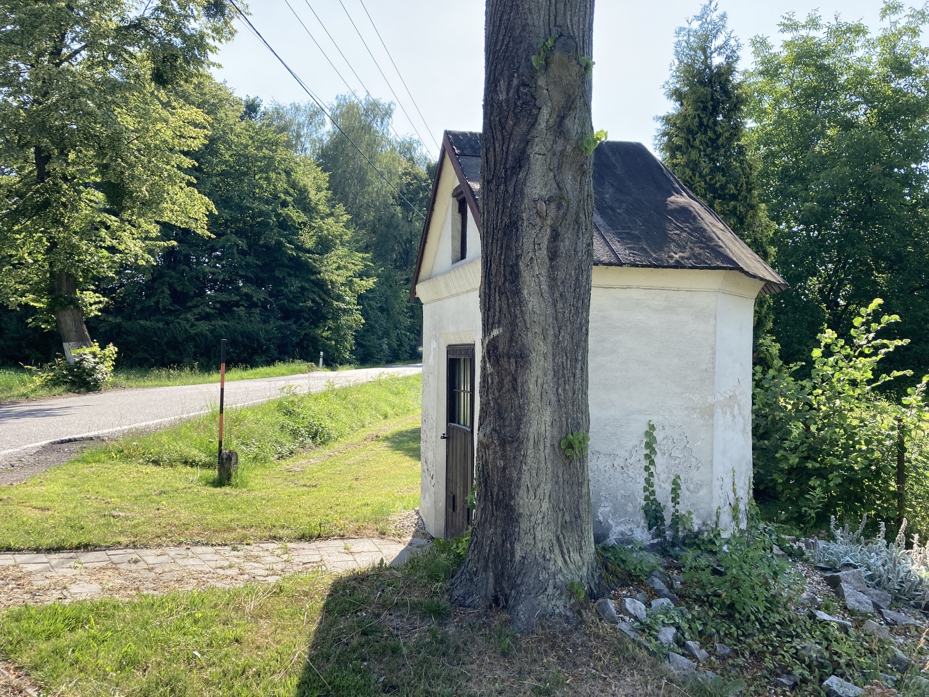 Kaplička v Petrovicích u Karviné, u domu čp. 274