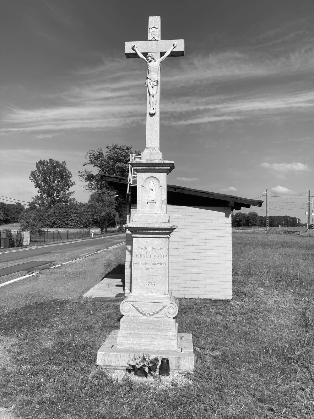 Kamenný kříž z roku 1878 v Závadě (na křižovatce u železniční stanice)