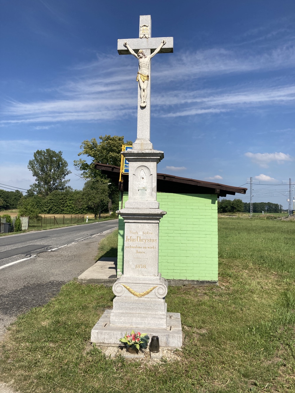 Kamenný kříž z roku 1878 v Závadě (na křižovatce u železniční stanice)