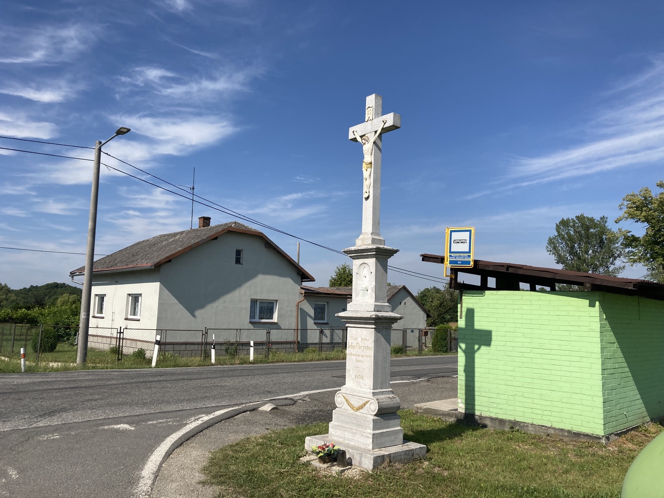 Kamenný kříž z roku 1878 v Závadě (na křižovatce u železniční stanice)