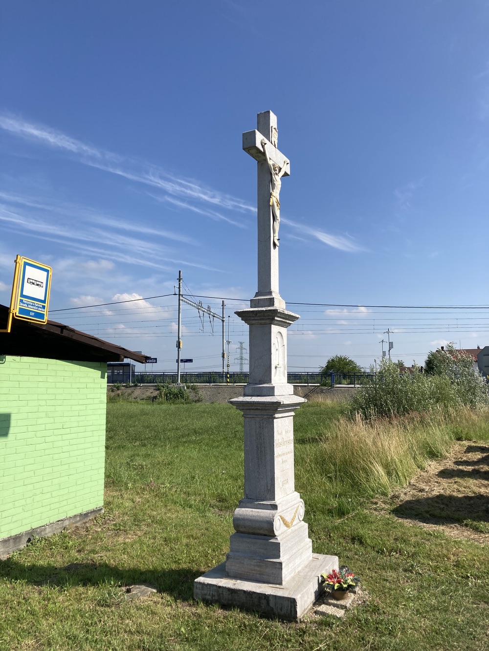 Kamenný kříž z roku 1878 v Závadě (na křižovatce u železniční stanice)