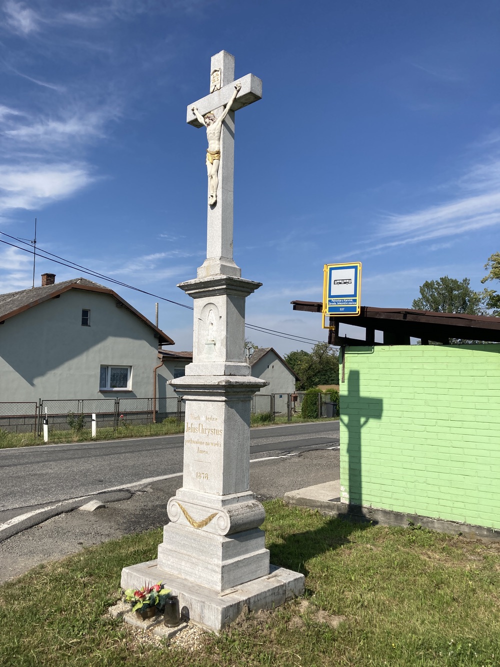 Kamenný kříž z roku 1878 v Závadě (na křižovatce u železniční stanice)