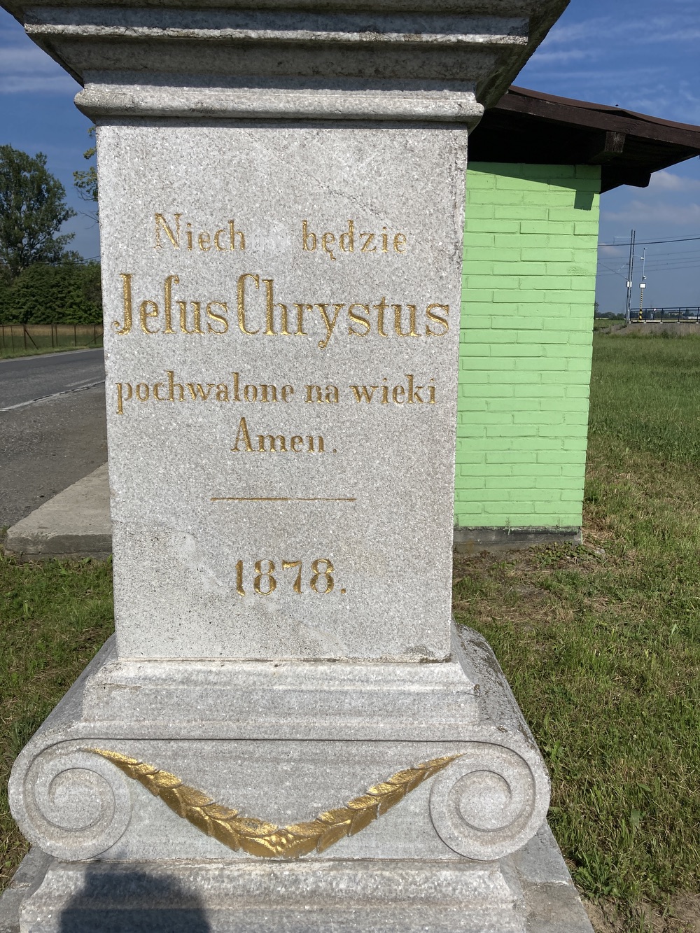 Kamenný kříž z roku 1878 v Závadě (na křižovatce u železniční stanice)