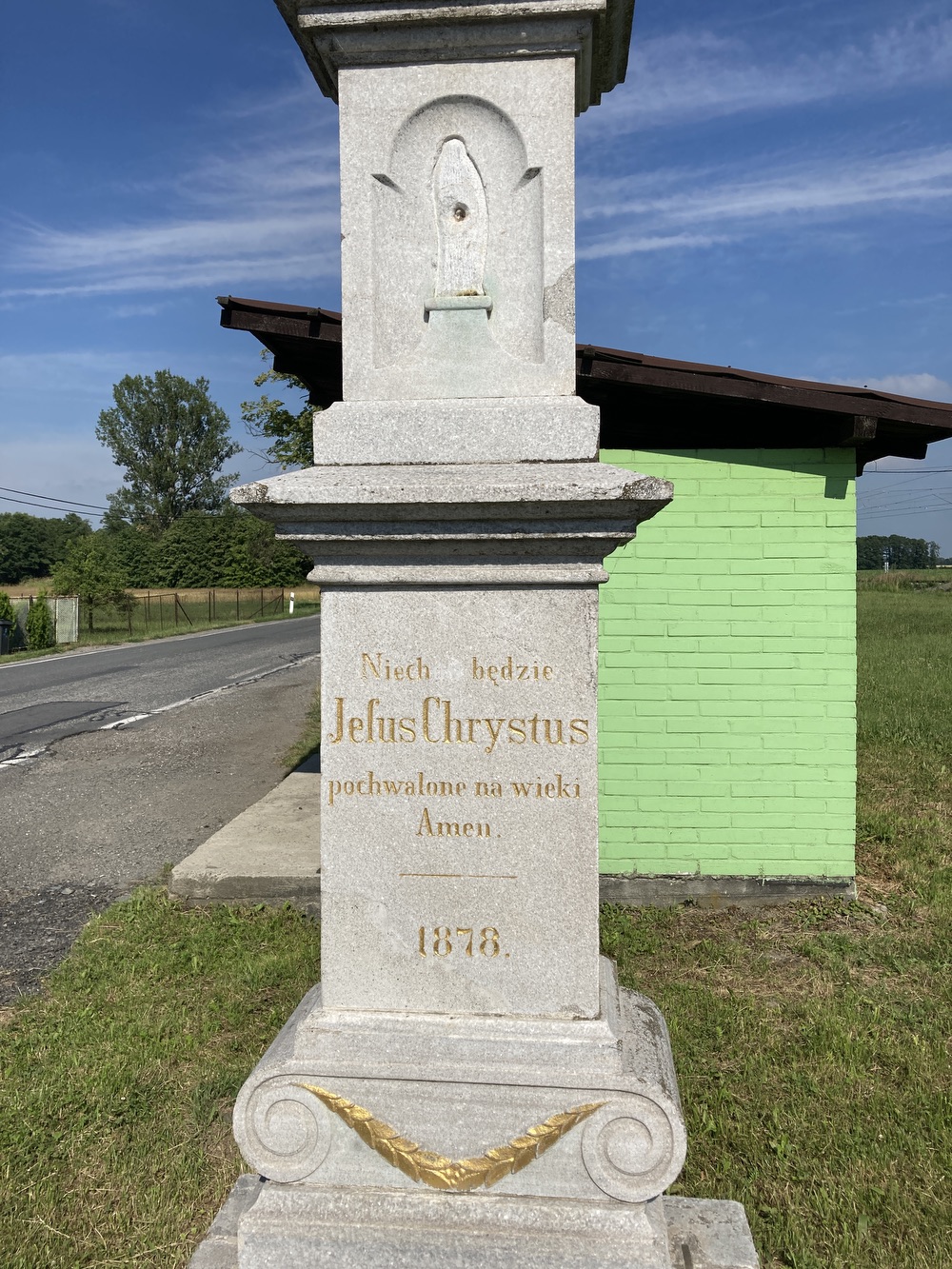 Kamenný kříž z roku 1878 v Závadě (na křižovatce u železniční stanice)