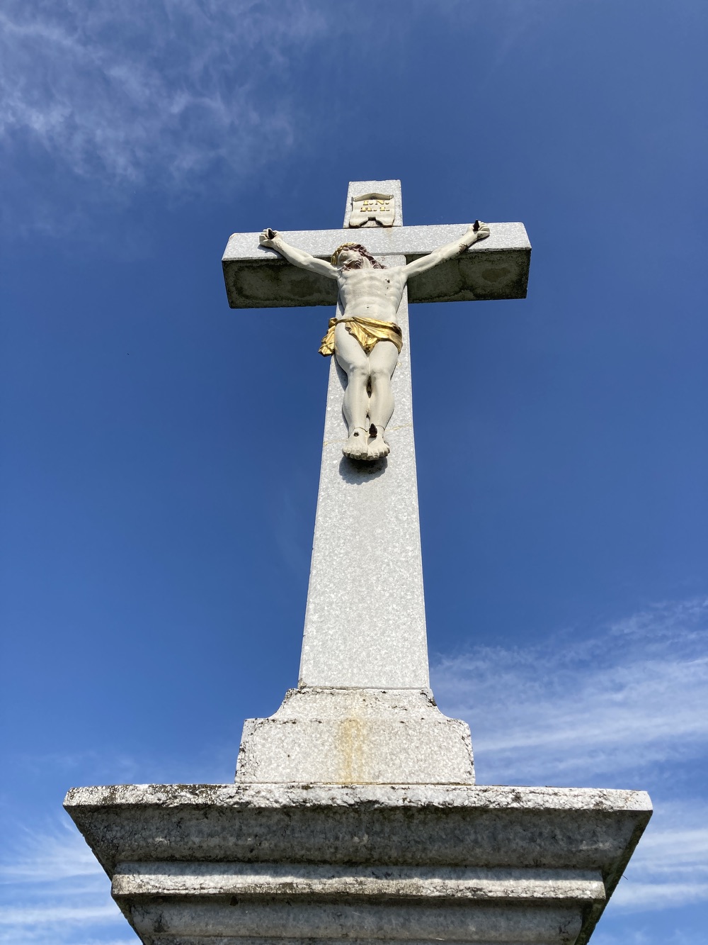 Kamenný kříž z roku 1878 v Závadě (na křižovatce u železniční stanice)