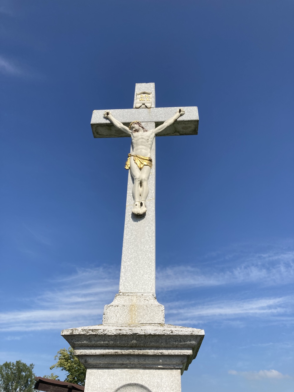 Kamenný kříž z roku 1878 v Závadě (na křižovatce u železniční stanice)