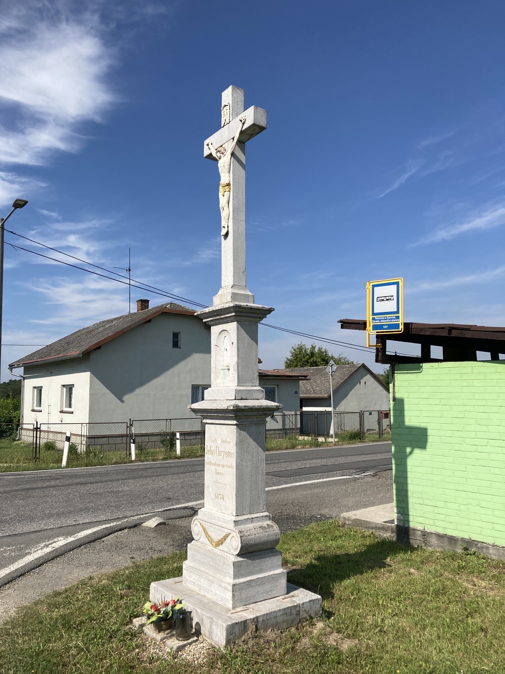 Kamenný kříž z roku 1878 v Závadě (na křižovatce u železniční stanice)