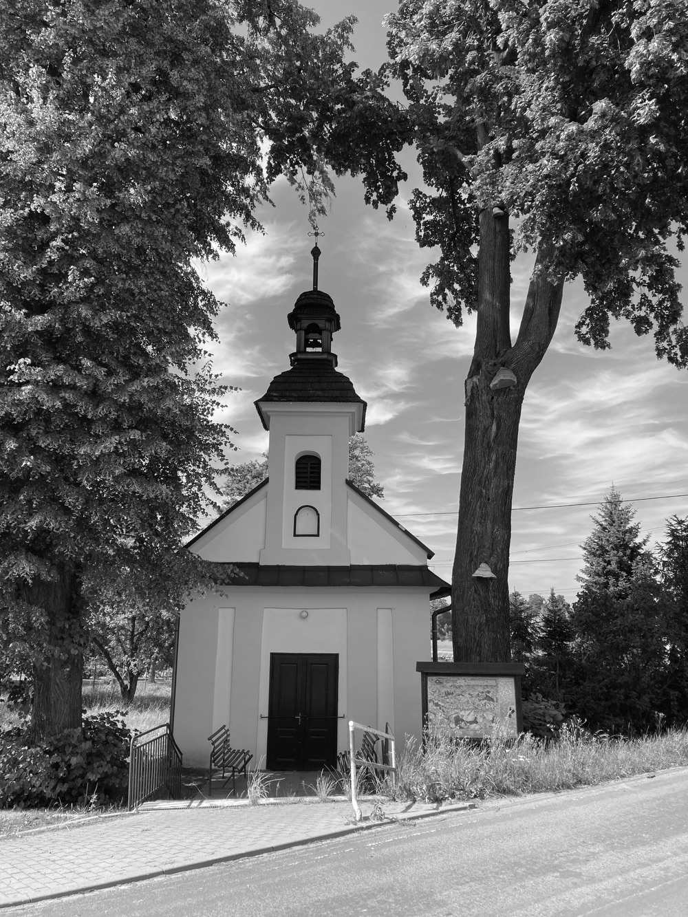 Kaple sv. Jana Nepomuckého z roku 1856 v Závadě. KULTURNÍ PAMÁTKA