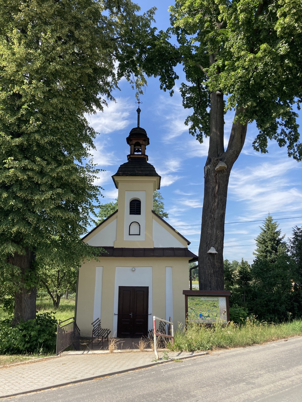 Kaple sv. Jana Nepomuckého z roku 1856 v Závadě. KULTURNÍ PAMÁTKA