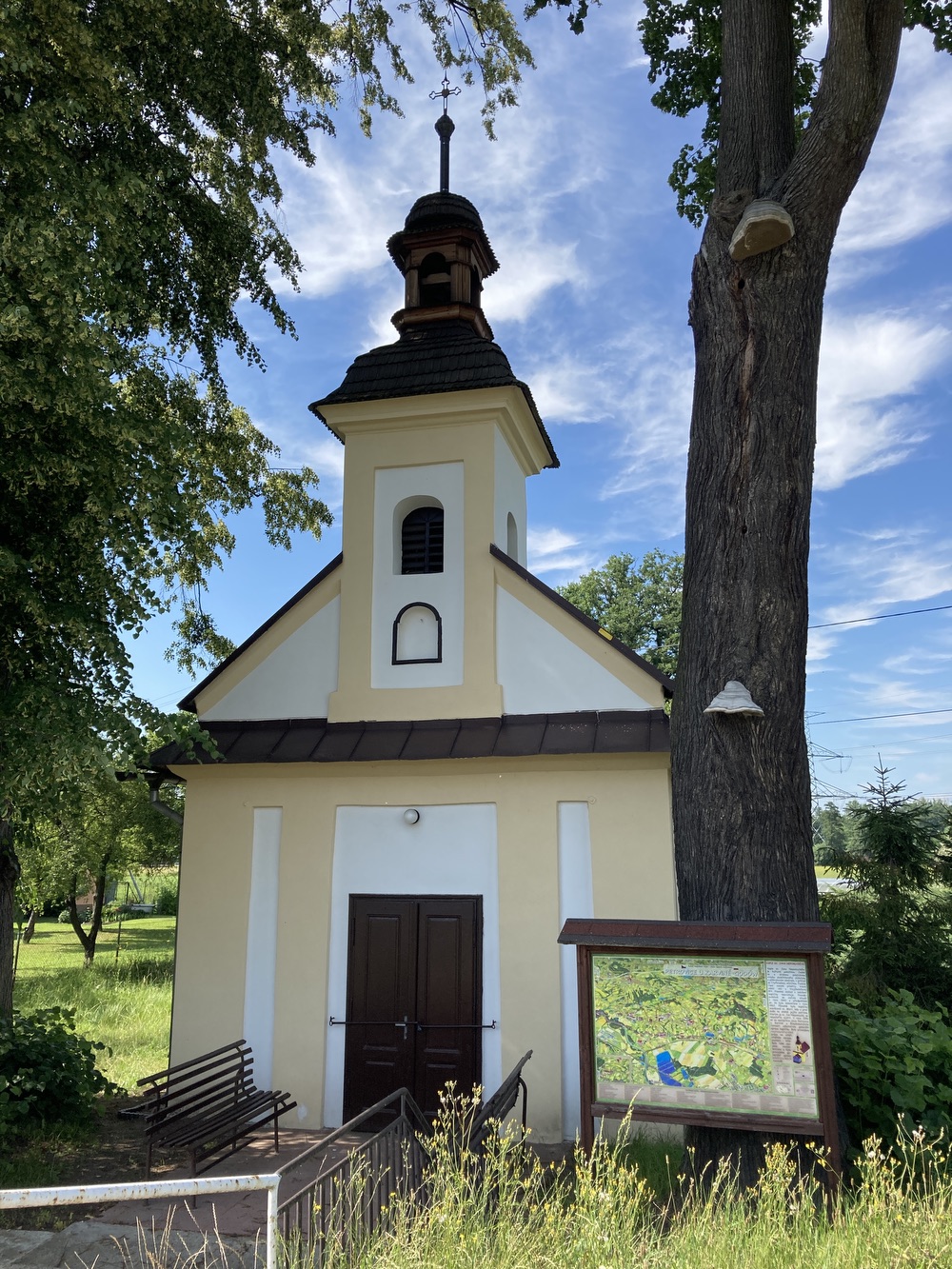 Kaple sv. Jana Nepomuckého z roku 1856 v Závadě. KULTURNÍ PAMÁTKA