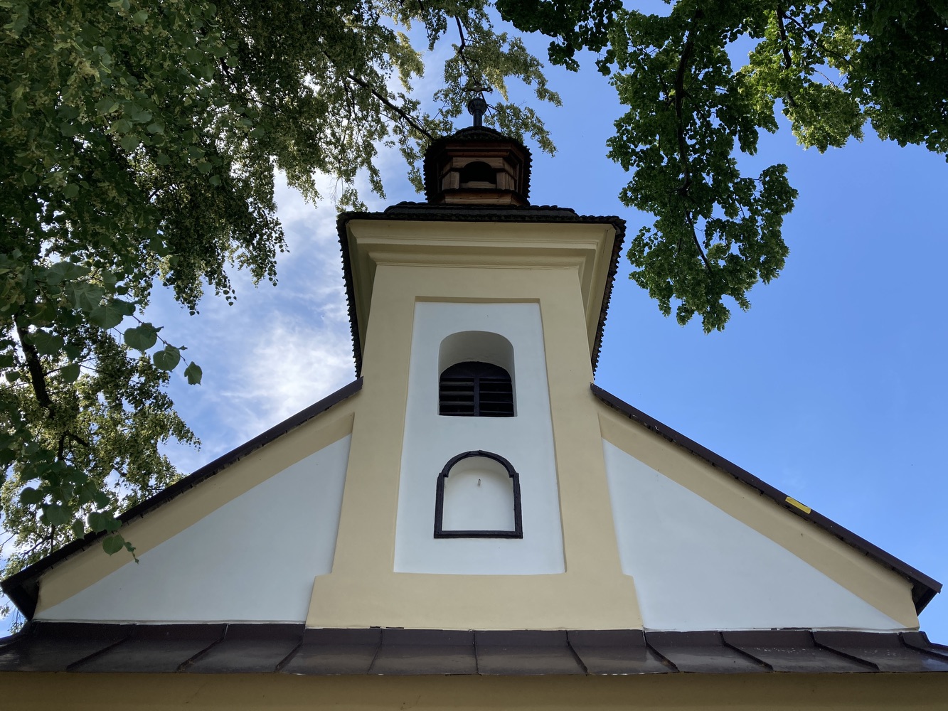 Kaple sv. Jana Nepomuckého z roku 1856 v Závadě. KULTURNÍ PAMÁTKA