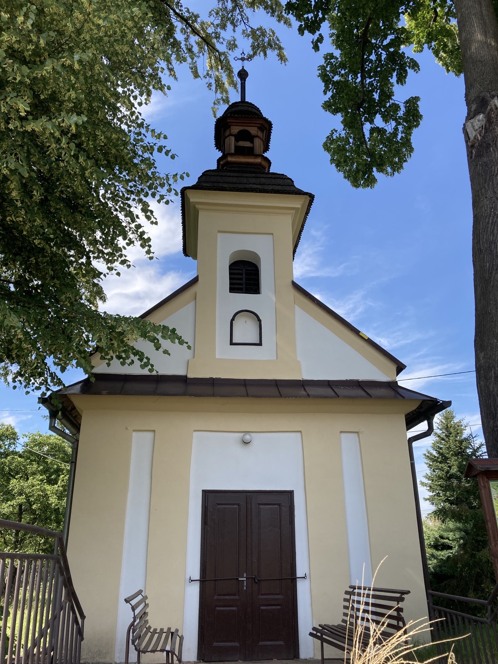 Kaple sv. Jana Nepomuckého z roku 1856 v Závadě. KULTURNÍ PAMÁTKA