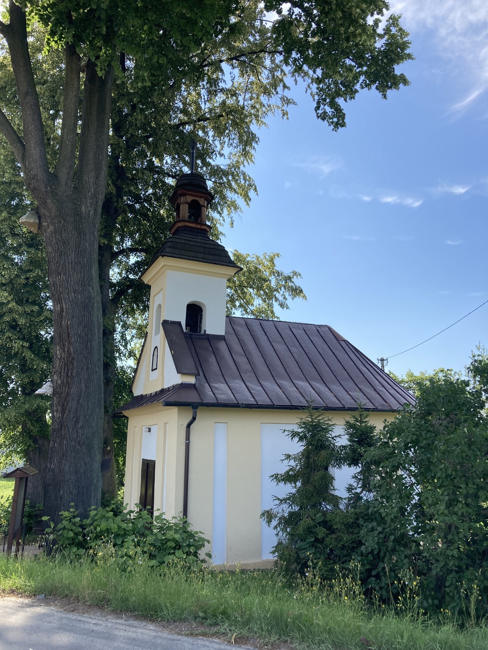 Kaple sv. Jana Nepomuckého z roku 1856 v Závadě. KULTURNÍ PAMÁTKA