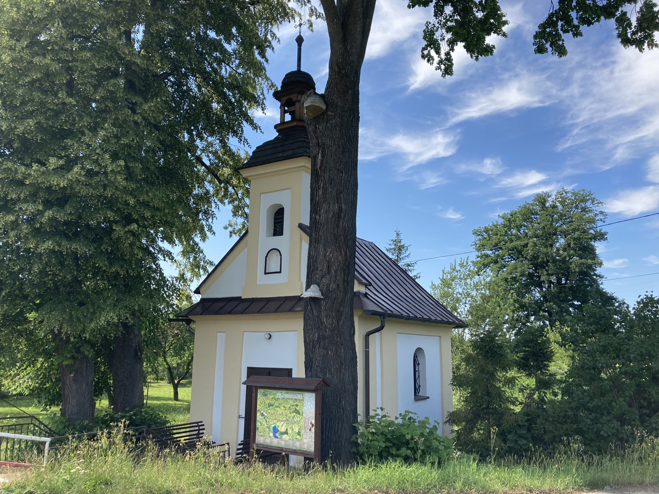 Kaple sv. Jana Nepomuckého z roku 1856 v Závadě. KULTURNÍ PAMÁTKA