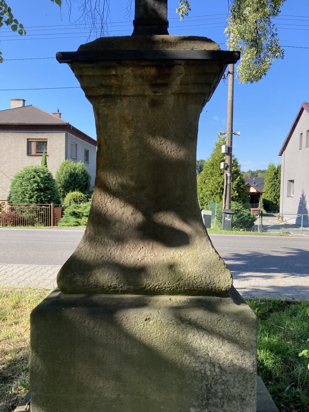 Litinový kříž s plastickým portrétem Krista z roku 1871 (Petrovice u Karviné, naproti čp. 160)