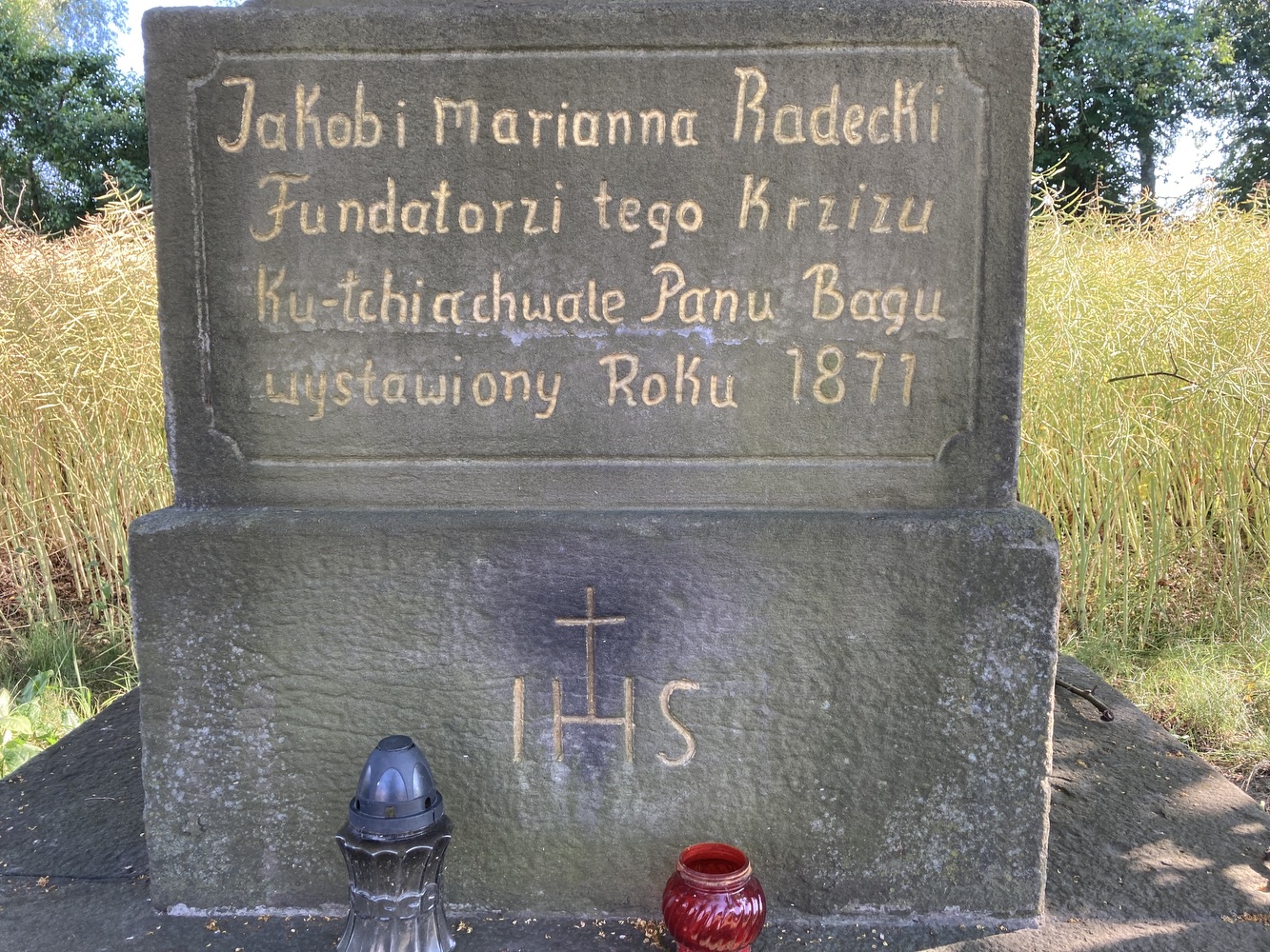 Litinový kříž s plastickým portrétem Krista z roku 1871 (Petrovice u Karviné, naproti čp. 160)