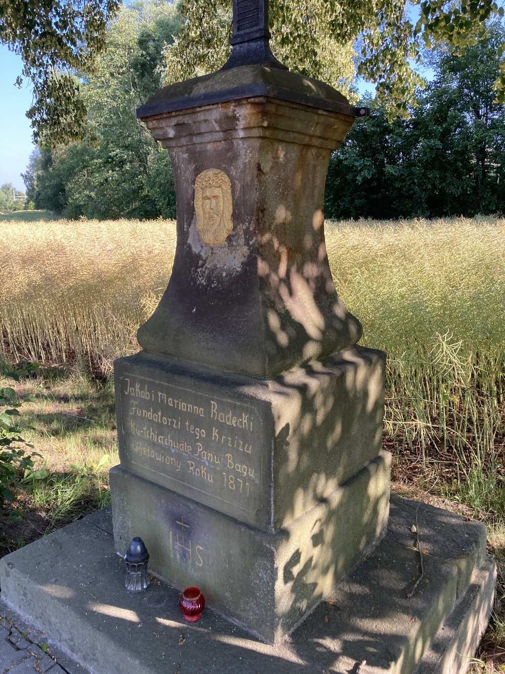 Litinový kříž s plastickým portrétem Krista z roku 1871 (Petrovice u Karviné, naproti čp. 160)