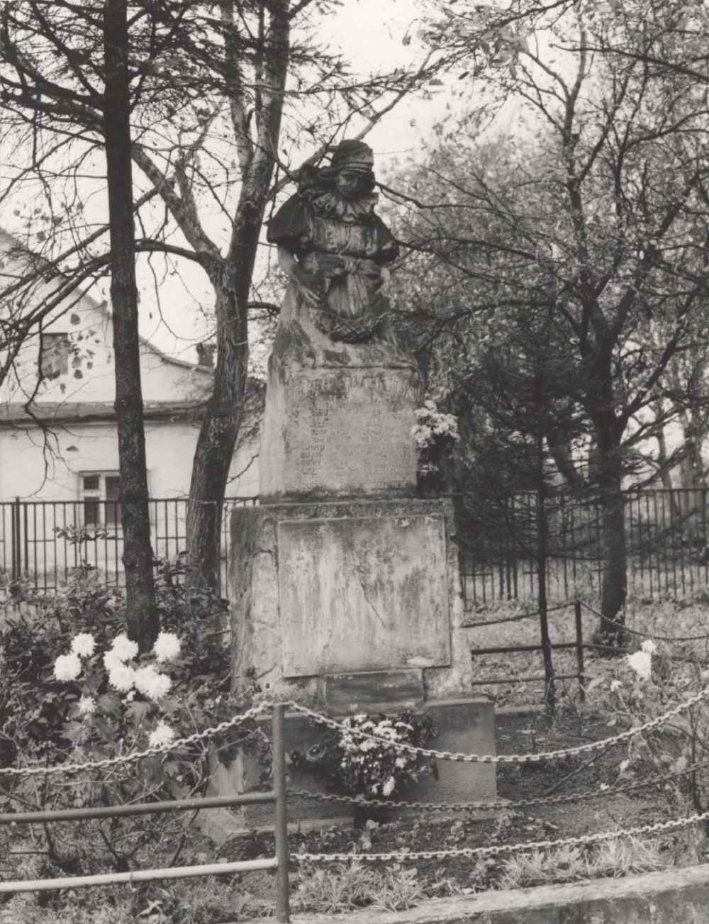 Pomník padlým (1914 - 1918) ve Starém Městě (Fotografie z publikace Katalog památek města Karviné, 2. díl)