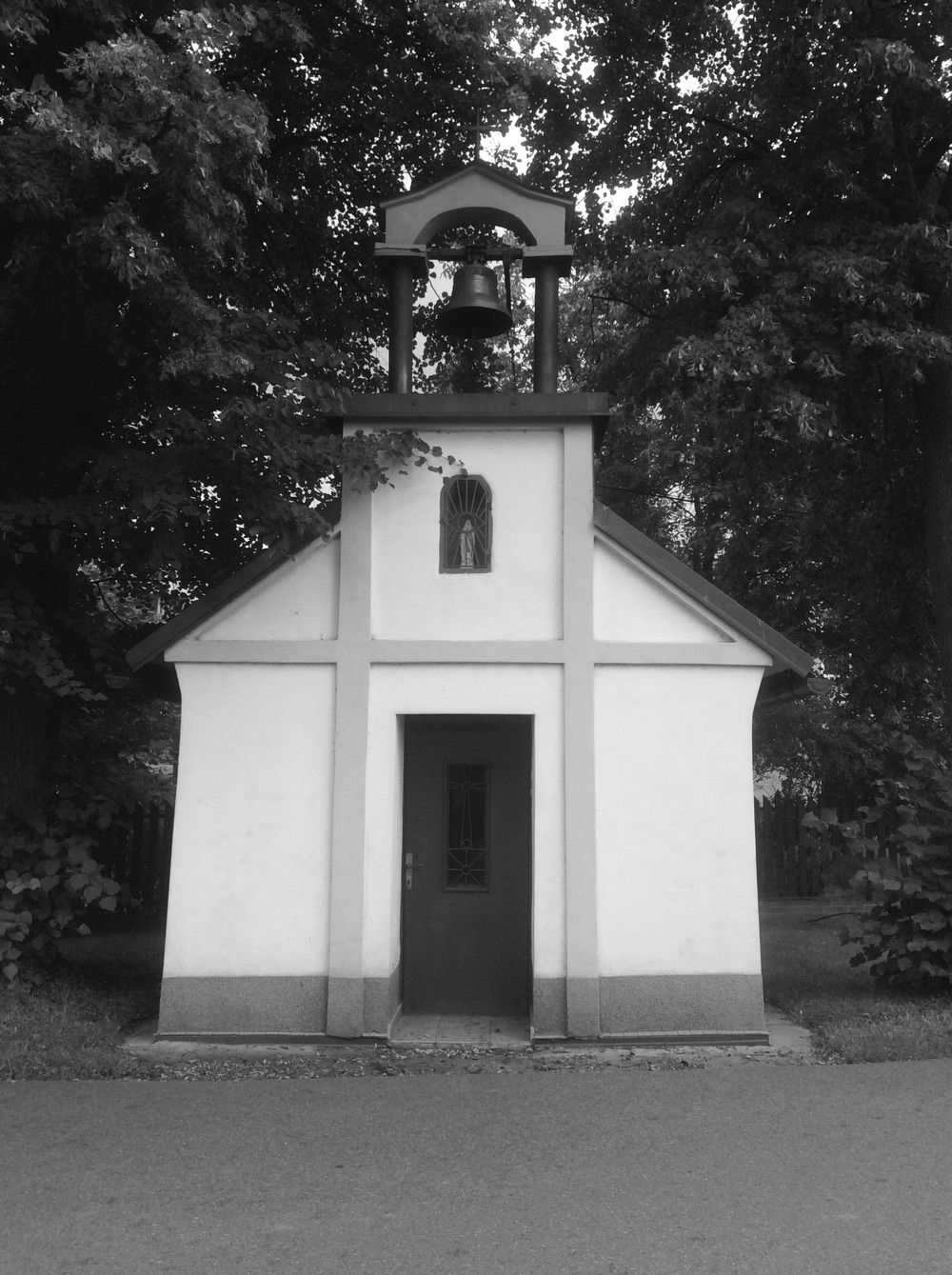 Kaple se zvonicí v Karviné - Hranicích (před domem čp. 1997/62)