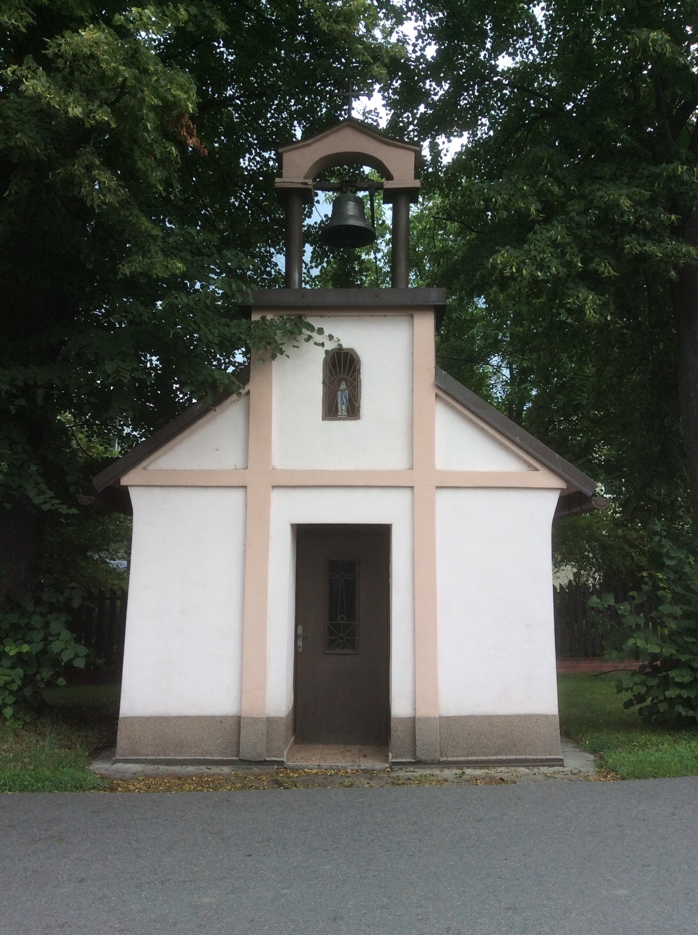 Kaple se zvonicí v Karviné - Hranicích (před domem čp. 1997/62)