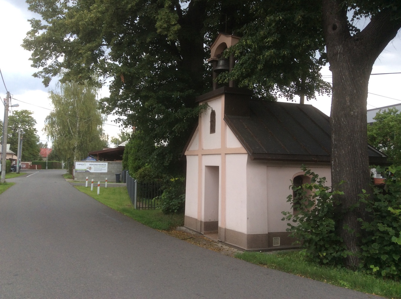 Kaple se zvonicí v Karviné - Hranicích (před domem čp. 1997/62)