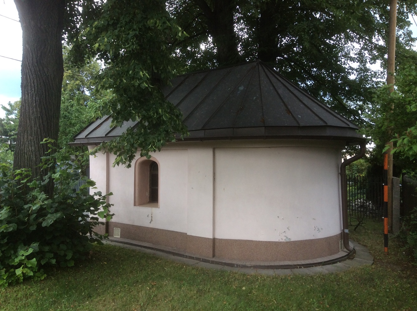 Kaple se zvonicí v Karviné - Hranicích (před domem čp. 1997/62)
