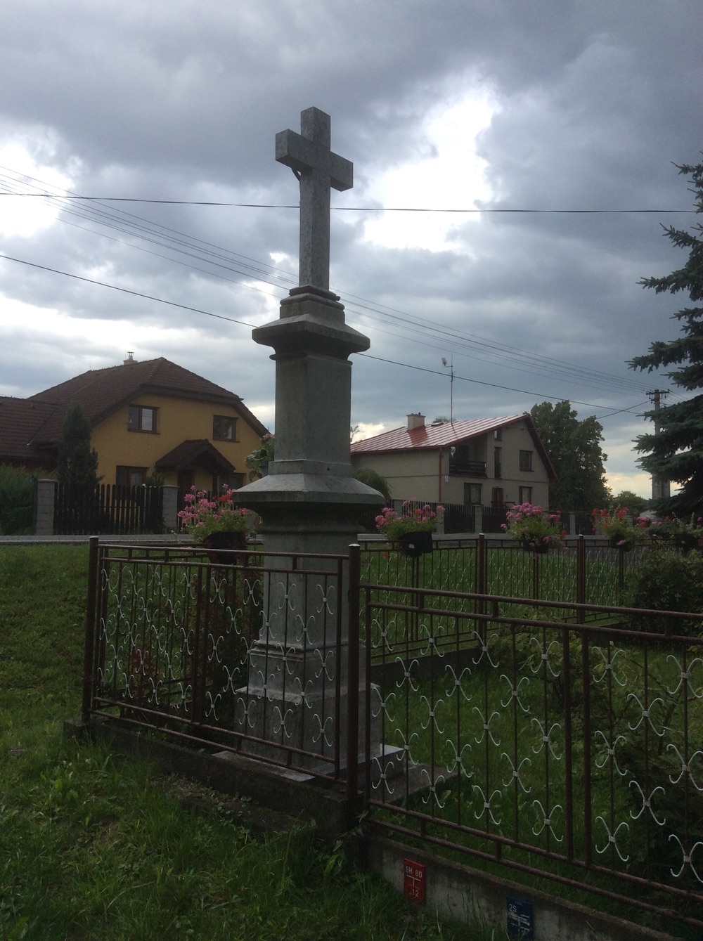 Kamenný kříž z roku 1896 v Ráji (u domu čp. 1026/44)