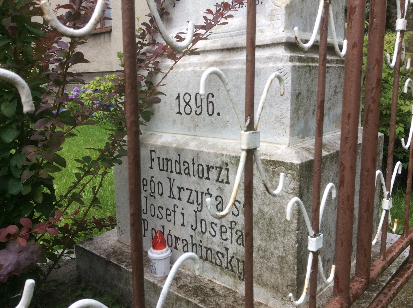 Kamenný kříž z roku 1896 v Ráji (u domu čp. 1026/44)
