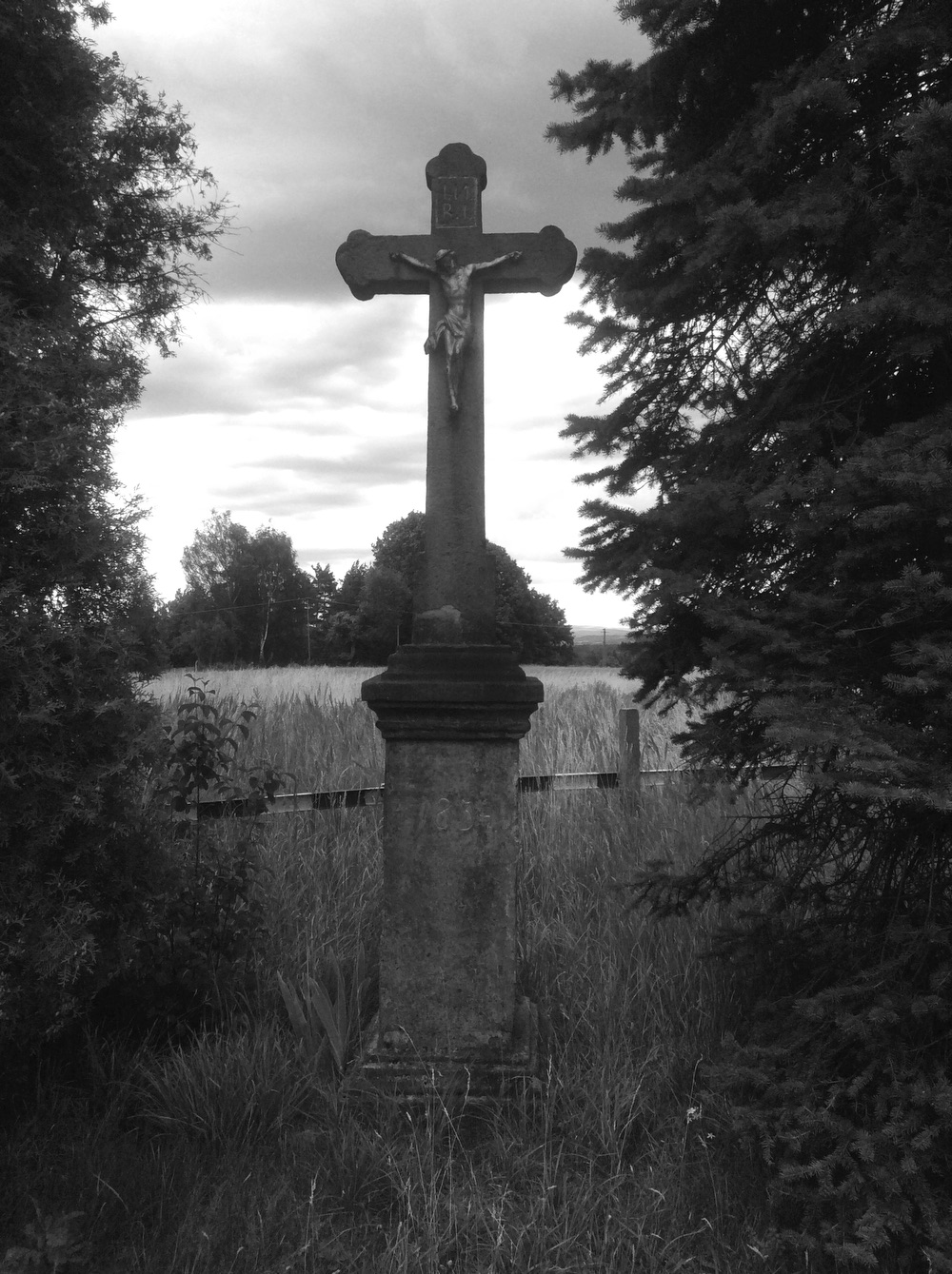Kamenný kříž z roku 1834 v Ráji, u domu čp. 149/135 (kříž se nachází těsně za státní hranicí, fakticky již v Polsku, na území obce Kaczyce Dolne)