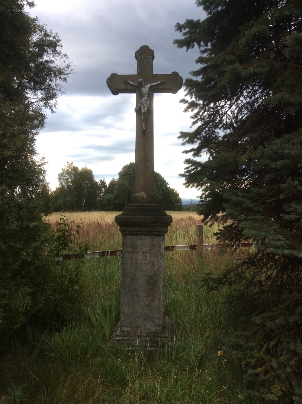 Kamenný kříž z roku 1834 v Ráji, u domu čp. 149/135 (kříž se nachází těsně za státní hranicí, fakticky již v Polsku, na území obce Kaczyce Dolne)