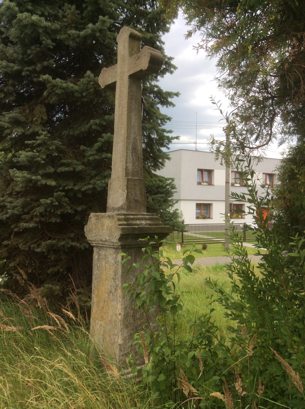 Kamenný kříž z roku 1834 v Ráji, u domu čp. 149/135 (kříž se nachází těsně za státní hranicí, fakticky již v Polsku, na území obce Kaczyce Dolne)