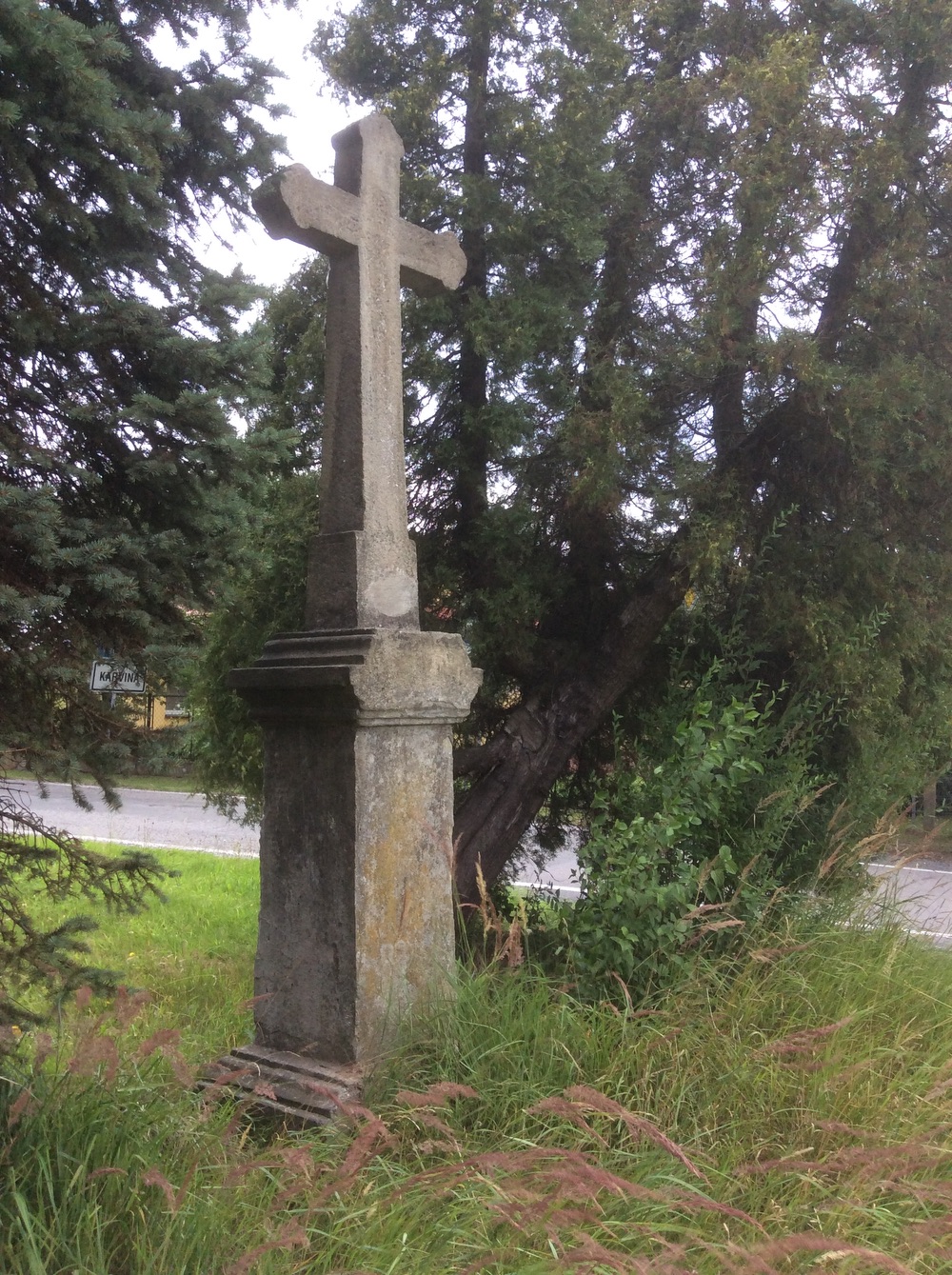 Kamenný kříž z roku 1834 v Ráji, u domu čp. 149/135 (kříž se nachází těsně za státní hranicí, fakticky již v Polsku, na území obce Kaczyce Dolne)